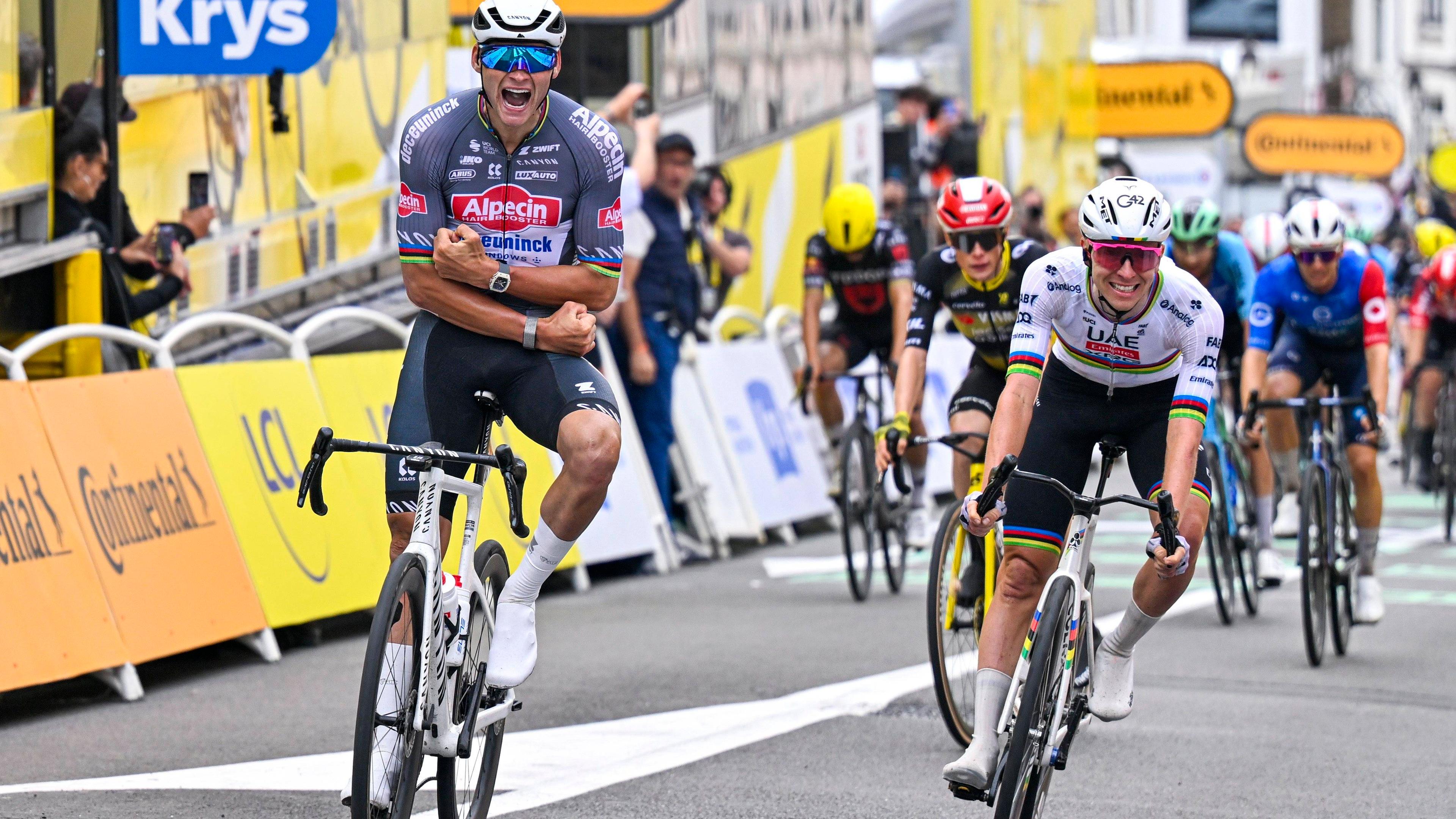 Tour de France 2025: Mathieu van der Poel fährt als Sieger vor Tadej Pogacar ins Ziel.
