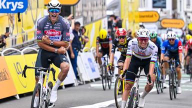 Tour de France 2025: Mathieu van der Poel fährt als Sieger vor Tadej Pogacar ins Ziel.
