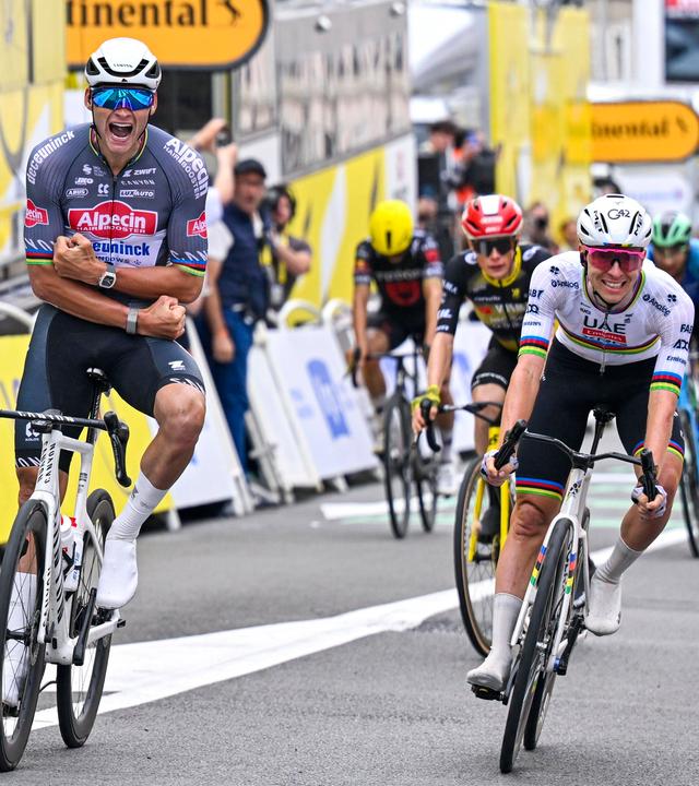 Tour de France 2025: Mathieu van der Poel fährt als Sieger vor Tadej Pogacar ins Ziel.