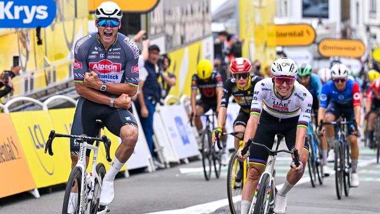 Tour de France 2025: Mathieu van der Poel fährt als Sieger vor Tadej Pogacar ins Ziel.