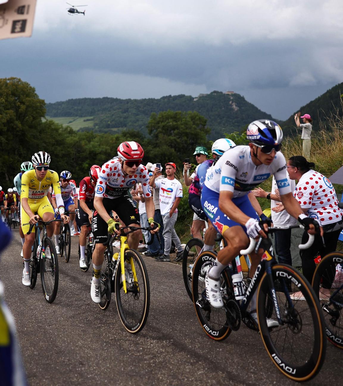 Der Slovene Tadej Pogacar, Dänemarks Jonas Vingegaard und Deutschlands Florian Lipowitz in Aktion bei der 20ten Etappe der Tour de France.
