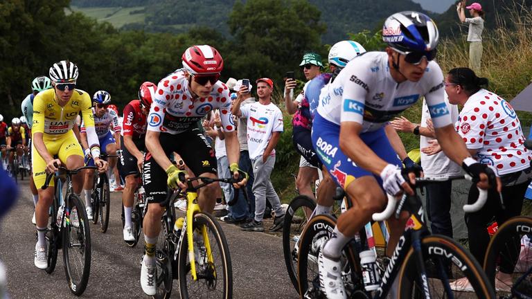 Der Slovene Tadej Pogacar, Dänemarks Jonas Vingegaard und Deutschlands Florian Lipowitz in Aktion bei der 20ten Etappe der Tour de France.