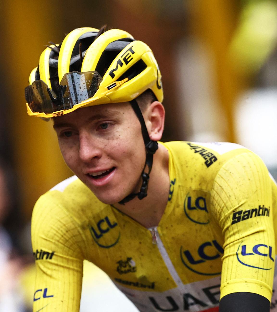 Tadej Pogacar radelt über die Ziellinie der Tour de France bei der Champs-Élysees.
