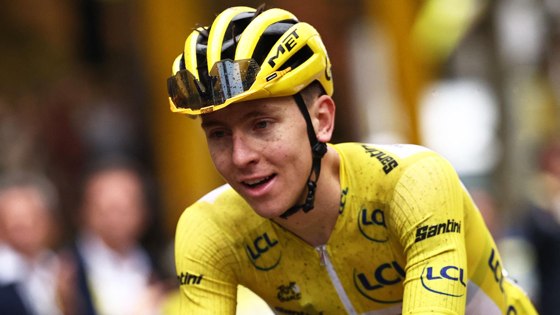 Tadej Pogacar radelt über die Ziellinie der Tour de France bei der Champs-Élysees.