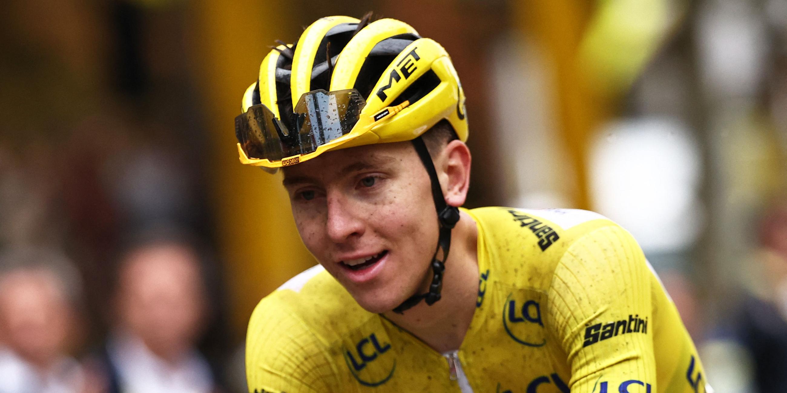 Tadej Pogacar radelt über die Ziellinie der Tour de France bei der Champs-Élysees.