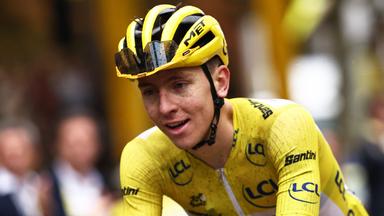 Tadej Pogacar radelt über die Ziellinie der Tour de France bei der Champs-Élysees.
