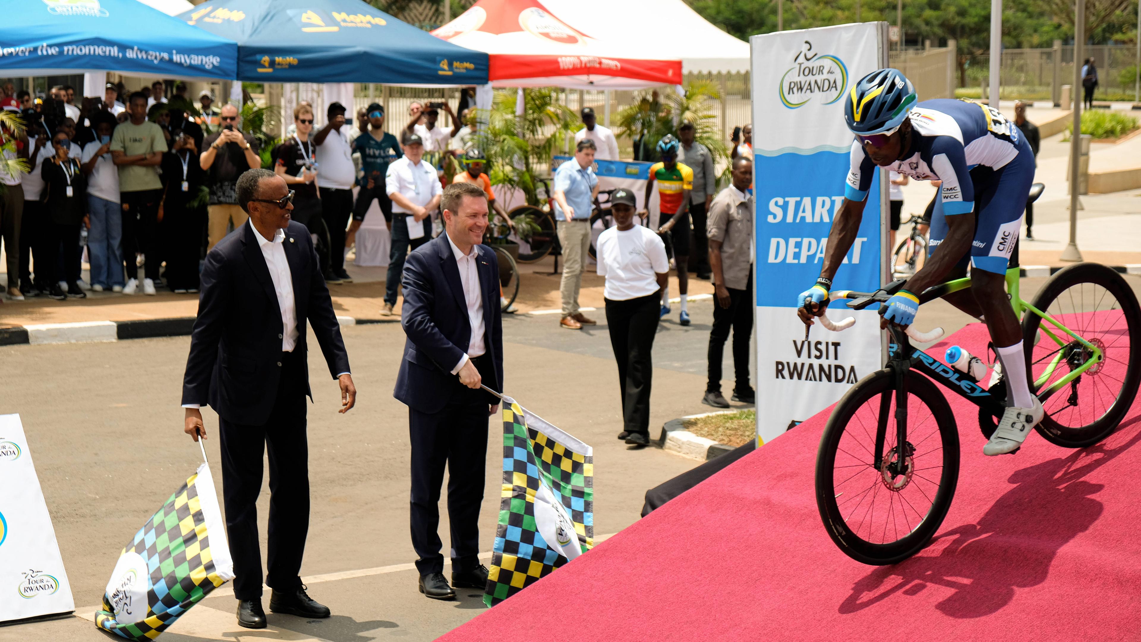 Paul Kagame, Präsident von Ruanda, und David Lappartient, Präsident der Union Cycliste Internationale (UCI), geben den Startschuss für den Ruander Jean Claude Nzafashwanayo vom UCI WCC Men's Team beim Prolog der Tour du Rwanda in Kigali, Ruanda, am 23.02.2025.
