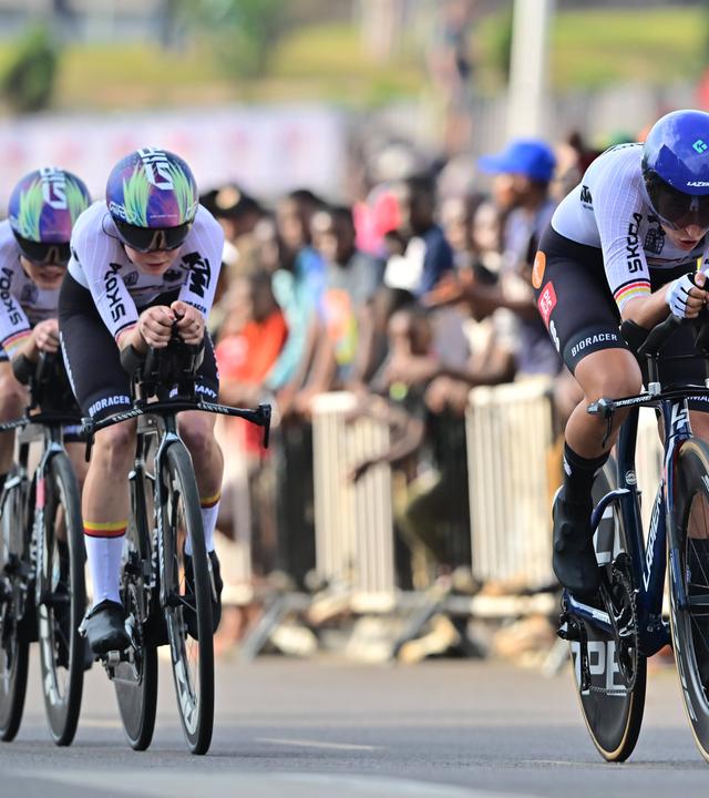 Franziska Koch, Justyna Czapla und Antonia Niedermaier im Mixed-Teamzeitfahren bei der Radsport-WM 2025 in Ruanda.