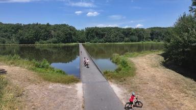 Radweg durch einen See in Belgien
