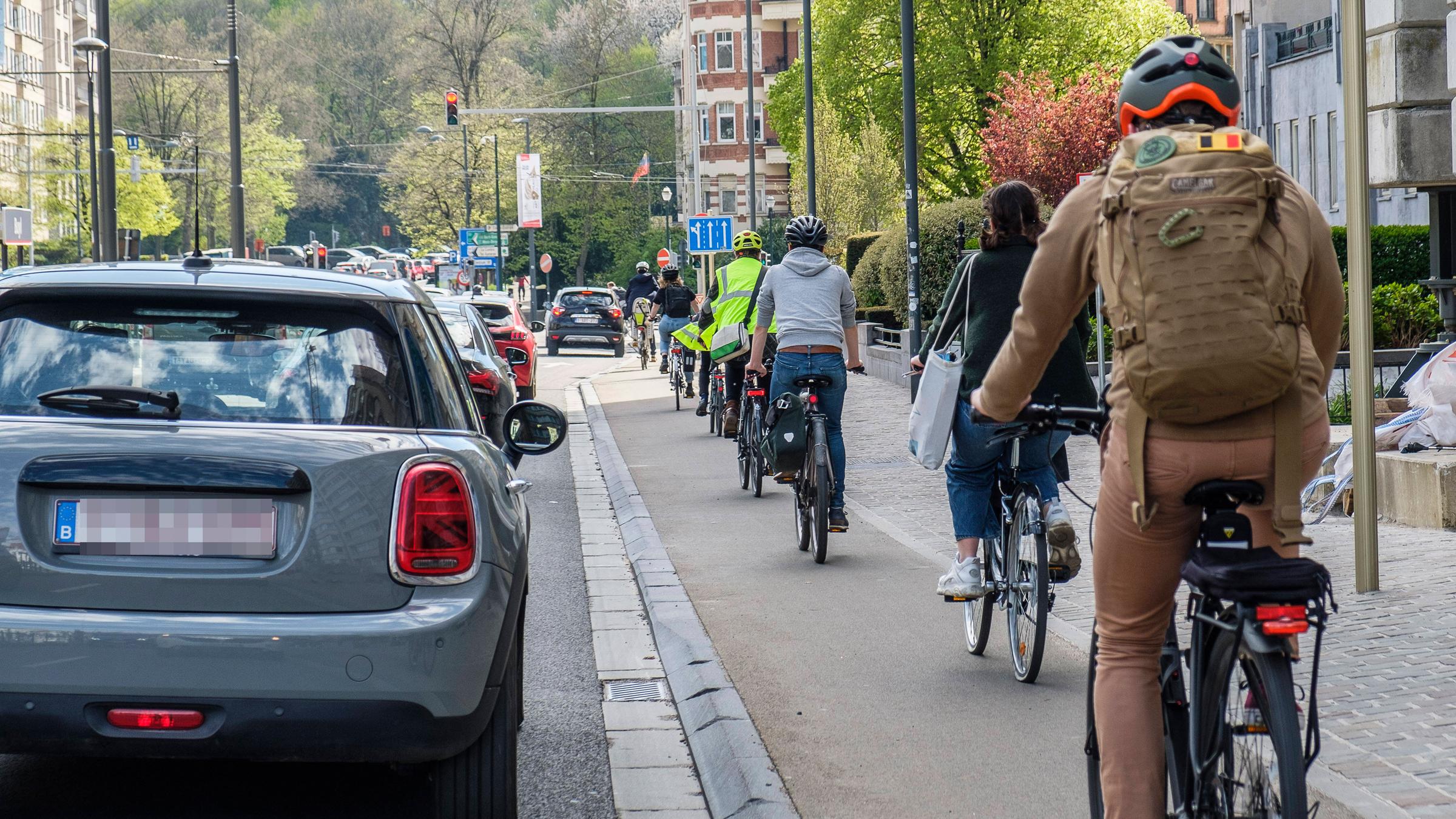Radweg in der Stadt mit Radfahrern
