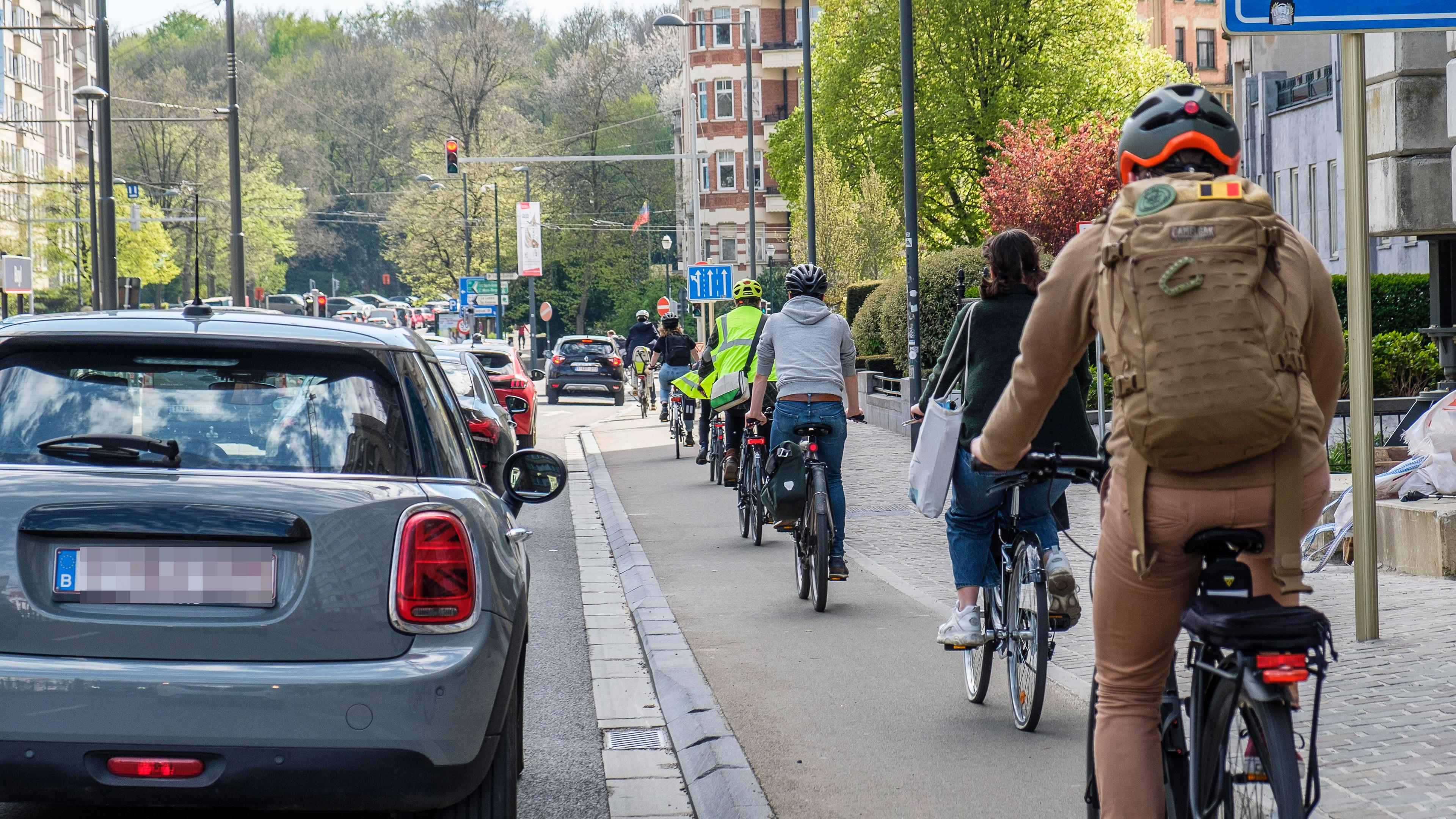 Radweg in der Stadt mit Radfahrern