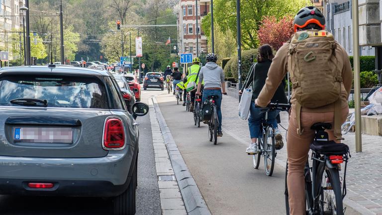 Radweg in der Stadt mit Radfahrern