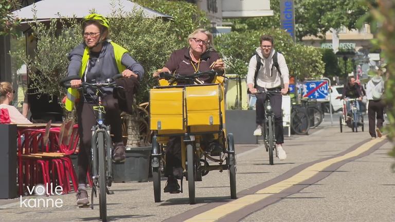 Radwege in Deutschland; Leute auf dem Rad unterwegs