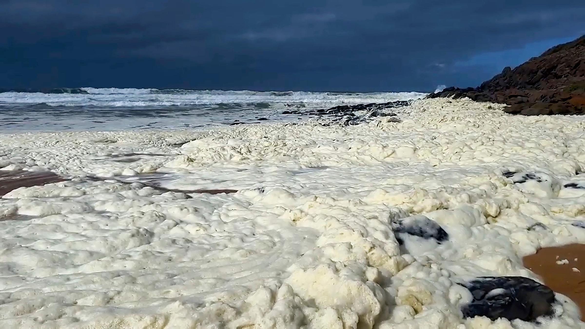 Rätsel um gelben Schaum und kranke Surfer in Südaustralien, aufgenommen am 18.03.2024