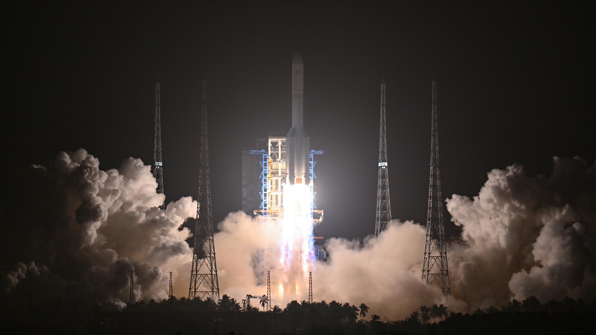 Eine Trägerrakete von Typ Langer-Marsch-5-Y7 startet von der Weltraumbahnhof Wenchang Spacecraft Launch Site in der südchinesischen Provinz Hainan.  