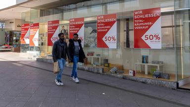 Geschäftsaufgabe in einer Fussgängerzone