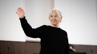 Daniela Klette winkt im Gericht