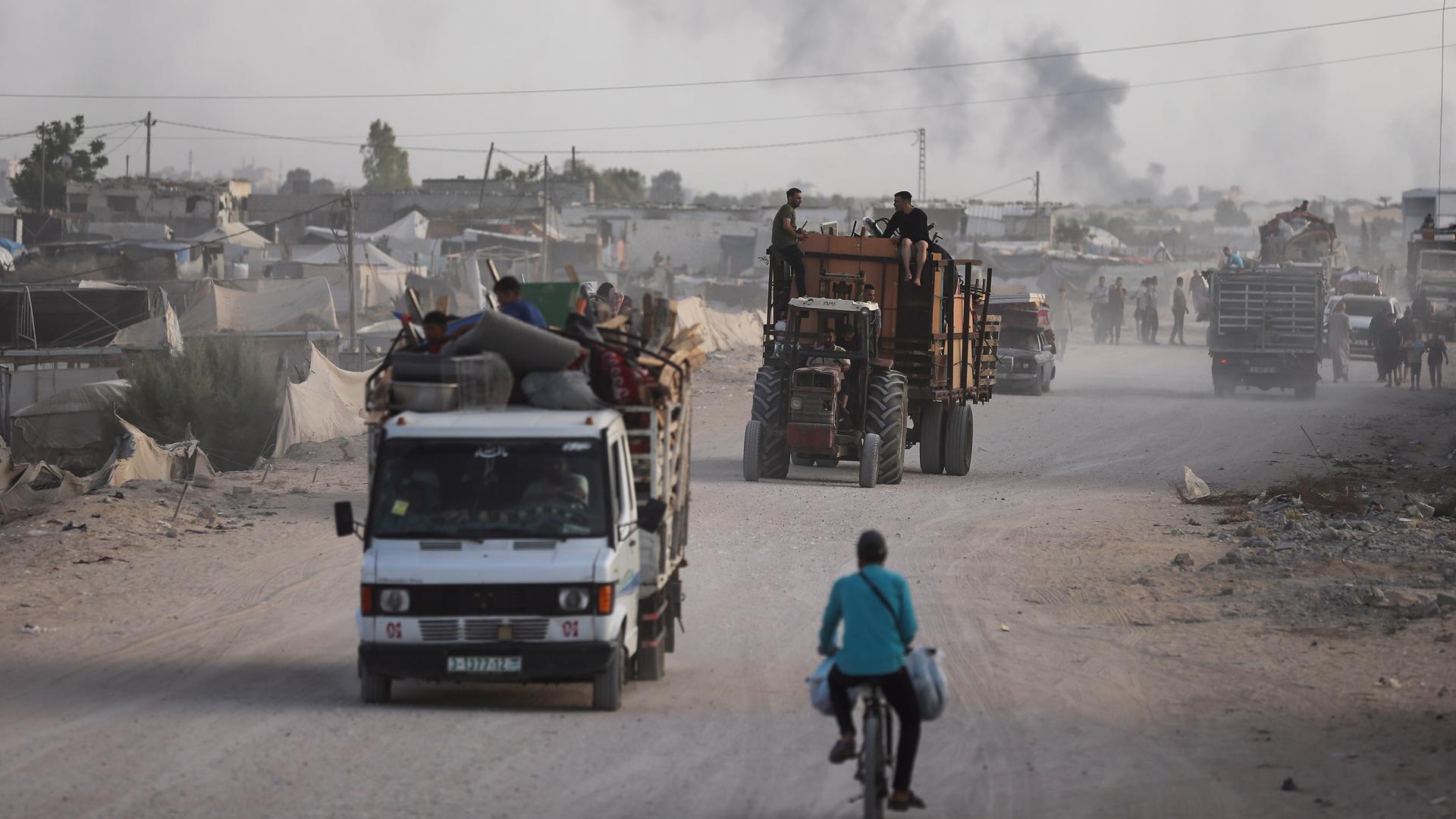 Palästinenser fliehen aus Rafah während einer israelischen Boden- und Luftoffensive in der Stadt. 