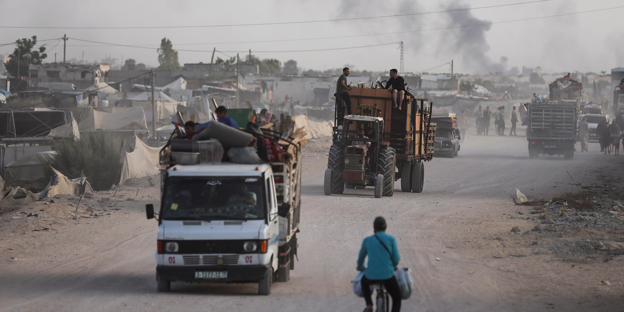 Palästinenser fliehen aus Rafah während einer israelischen Boden- und Luftoffensive in der Stadt. 