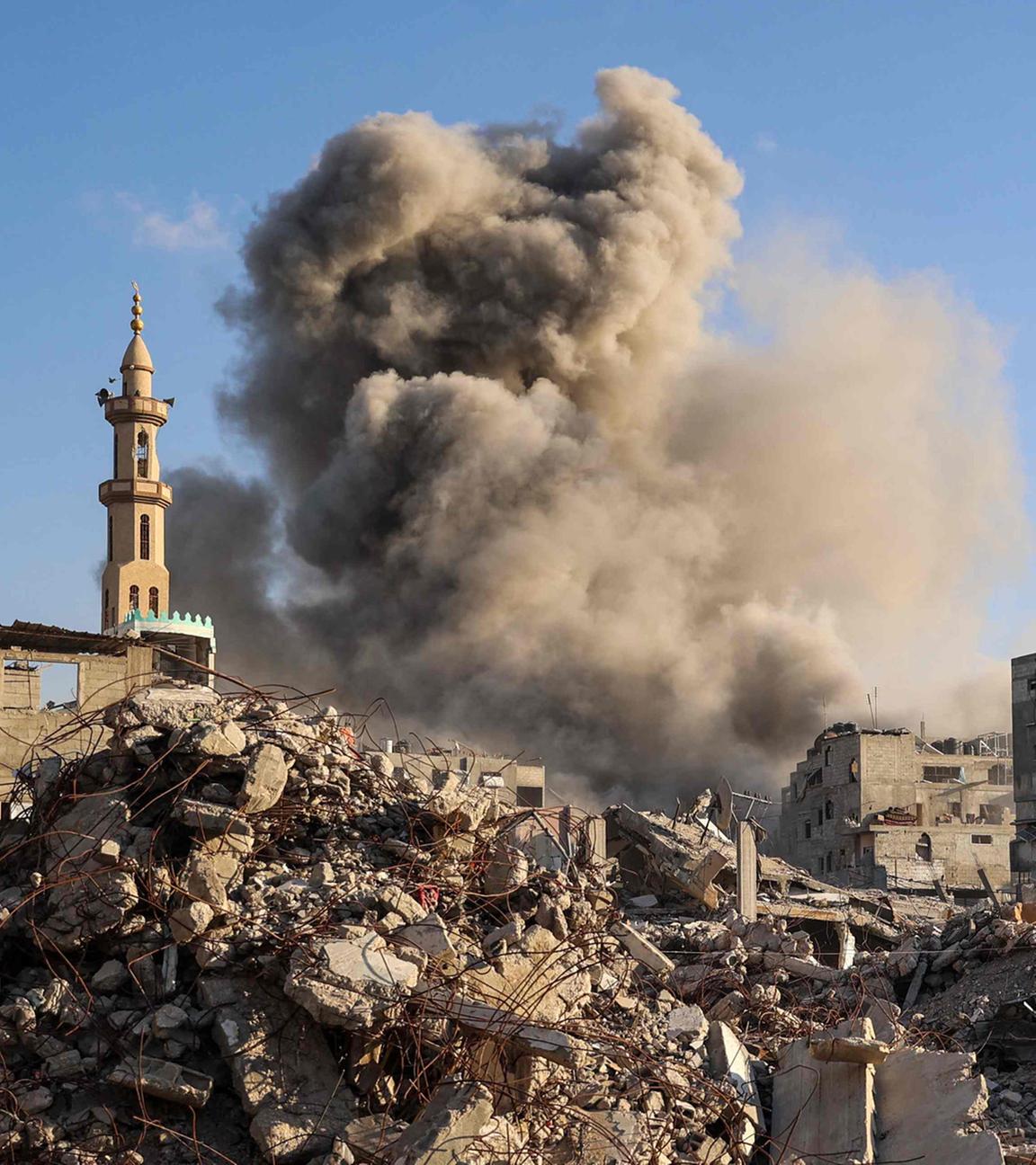 Rauch steigt auf, nachdem ein israelischer Luftangriff am 19. Oktober 2025 ein Gebäude im Bureij-Flüchtlingslager im zentralen Gazastreifen getroffen hat.