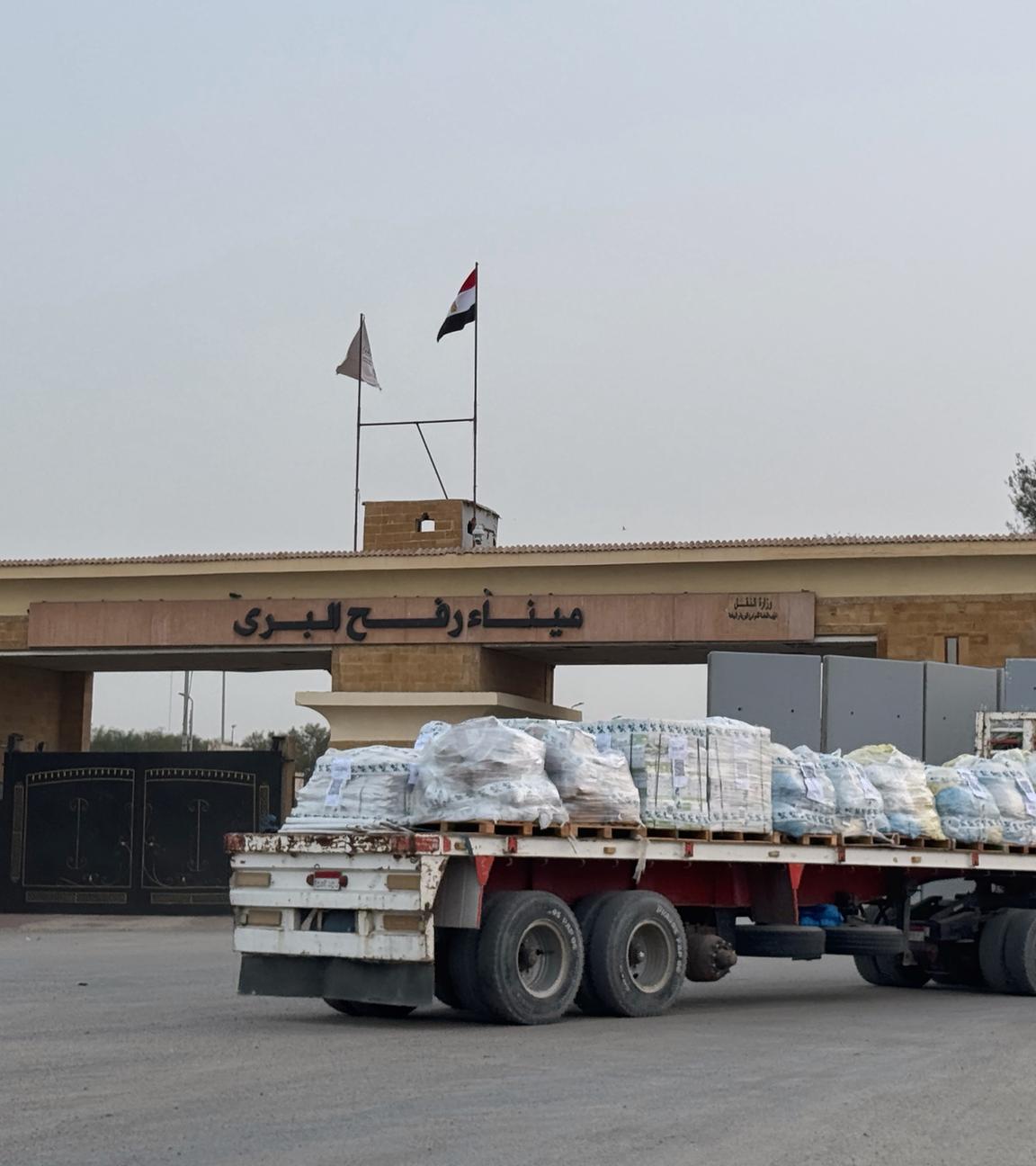 Hilfsgüter-Lkw passieren den Grenzübergang Rafah zwischen Ägypten und dem Gazastreifen.