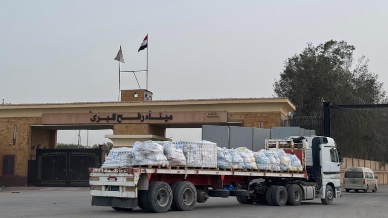 Hilfsgüter-Lkw passieren den Grenzübergang Rafah zwischen Ägypten und dem Gazastreifen.