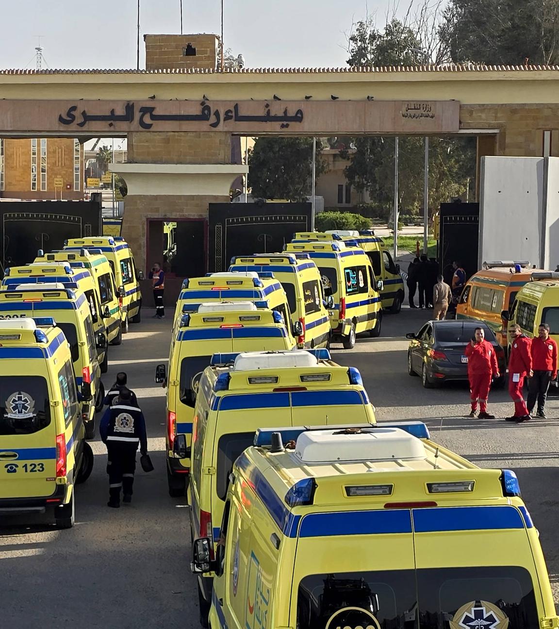 Krankenwagen und medizinische Teams des ägyptischen Gesundheitsministeriums treffen am Grenzübergang Rafah an der Grenze zwischen Ägypten und dem Gazastreifen ein und stehen bereit, um bei Öffnung des Grenzübergangs humanitäre Hilfe und medizinische Unterstützung zu leisten, in Rafah, Ägypten, am 01.02.2026. 
