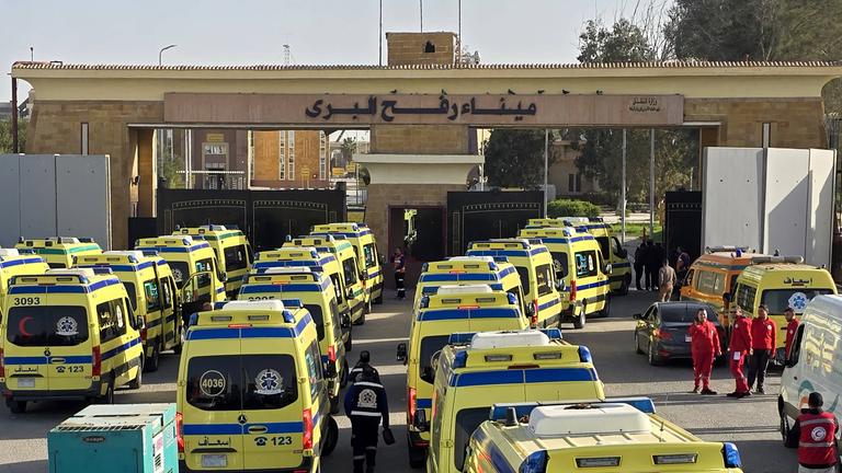 Krankenwagen und medizinische Teams des ägyptischen Gesundheitsministeriums treffen am Grenzübergang Rafah an der Grenze zwischen Ägypten und dem Gazastreifen ein und stehen bereit, um bei Öffnung des Grenzübergangs humanitäre Hilfe und medizinische Unterstützung zu leisten, in Rafah, Ägypten, am 01.02.2026. 