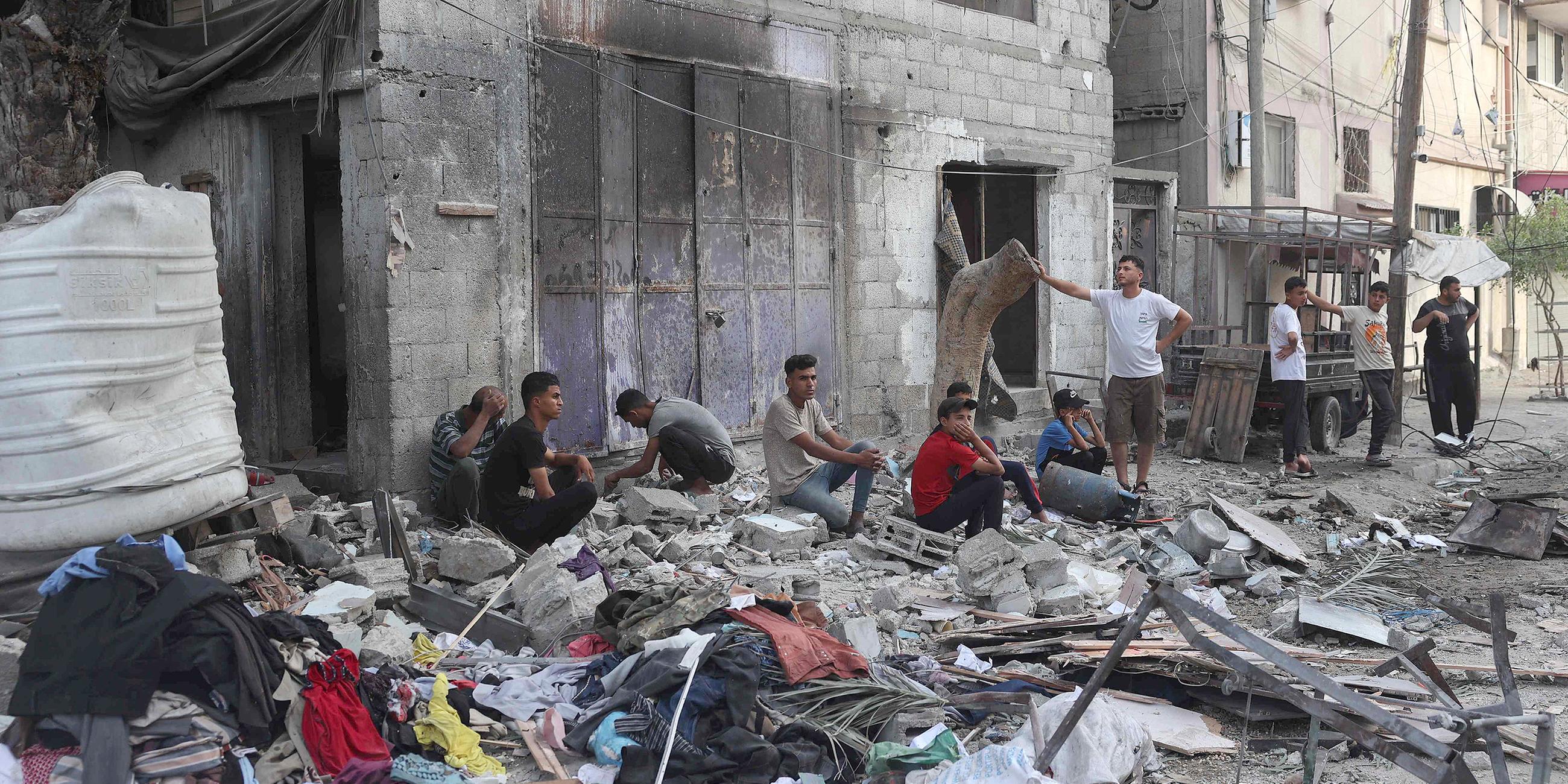 Palästinenser in Rafah vor ihrem Haus nach Luftangriff durch Israel