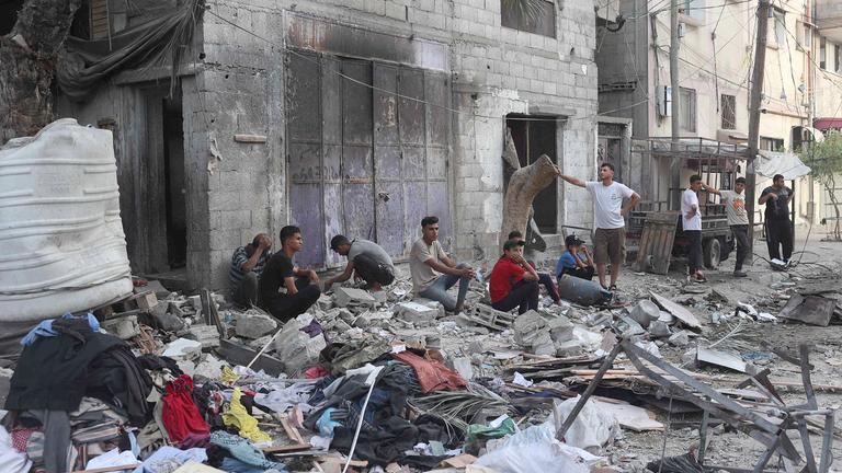 Palästinenser in Rafah vor ihrem Haus nach Luftangriff durch Israel