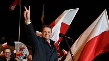 Der Bürgermeister von Warschau und Kandidat der Bürgerlichen Koalition (KO) für die polnischen Präsidentschaftswahlen, Rafal Trzaskowski, kandidiert vor Anwohnern in Tarnobrzeg, Polen, am 18.05.2025
