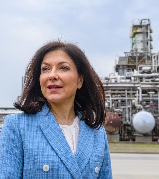 Brandenburg, Schwedt/Oder: Katherina Reiche (CDU), Bundeswirtschaftsministerin, steht auf dem Gelände der Raffinerie PCK.
