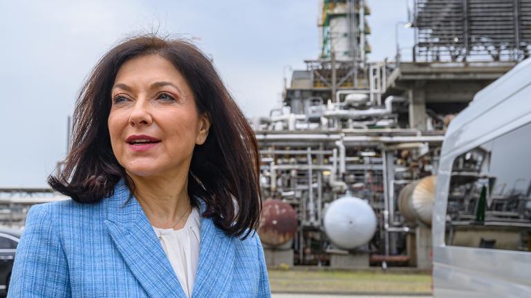 Brandenburg, Schwedt/Oder: Katherina Reiche (CDU), Bundeswirtschaftsministerin, steht auf dem Gelände der Raffinerie PCK.