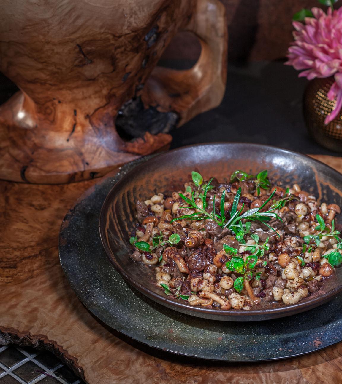 Ragout Fin vom Feldhasen mit Walnuss-Spätzle und Feldsalat mit Speck
