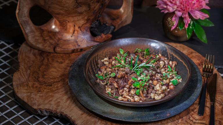 Ragout Fin vom Feldhasen mit Walnuss-Spätzle und Feldsalat mit Speck