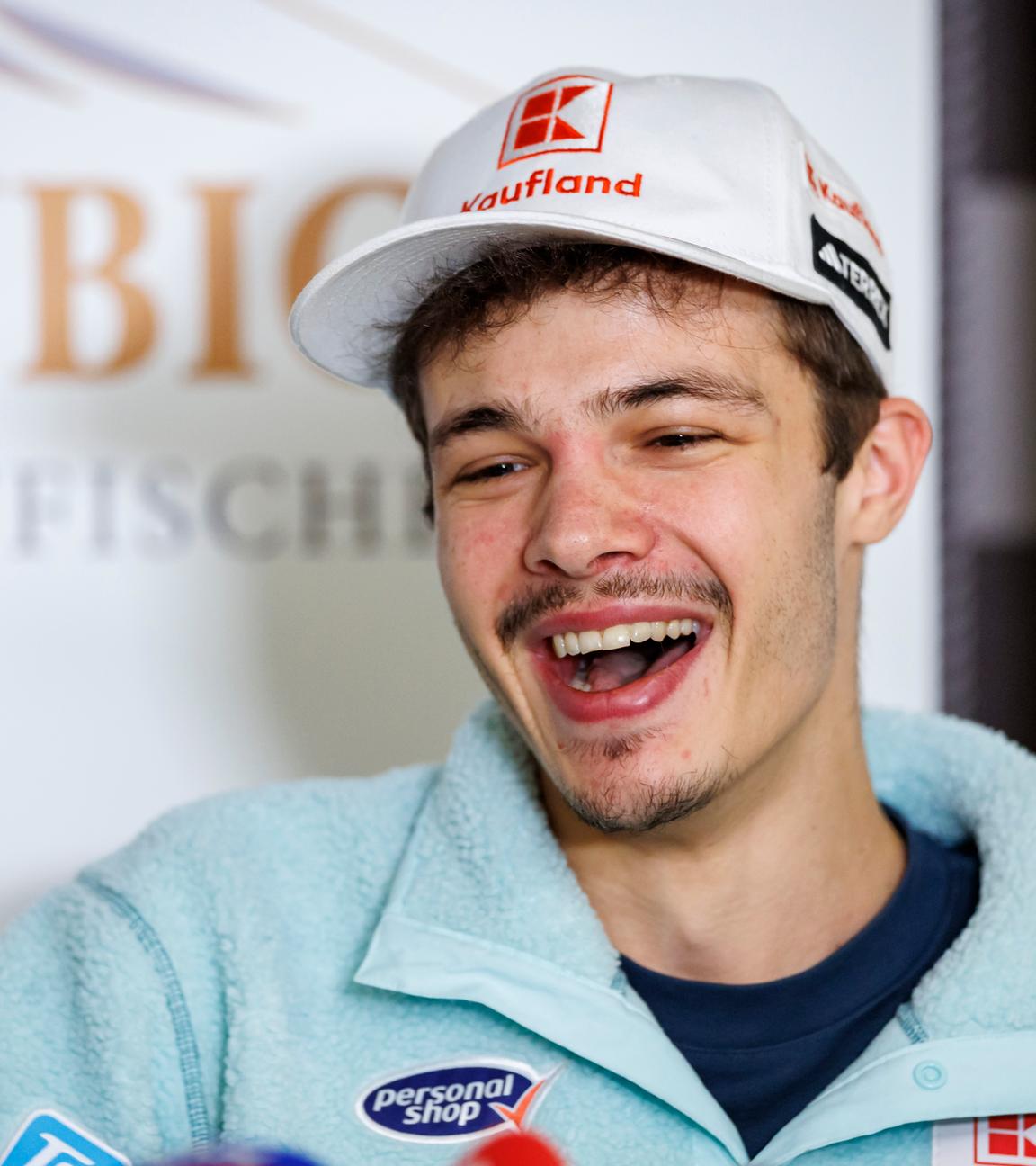 Der deutsche Skispringer Philipp Raimund lacht bei der Pressekonferenz des DSV