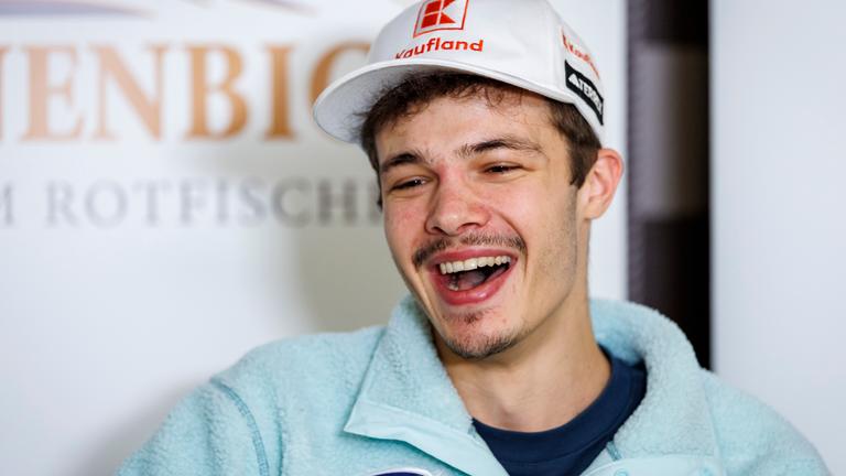 Der deutsche Skispringer Philipp Raimund lacht bei der Pressekonferenz des DSV