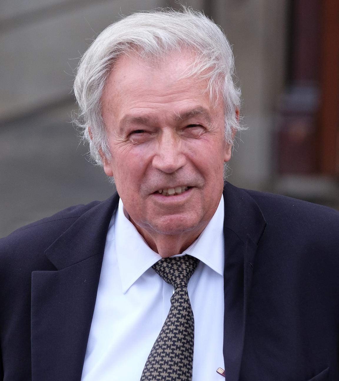 06.07.2015, Hamburg: Der ehemalige Showmaster Rainer Holbe  verlässt am 08.07.2015 in Hamburg die Trauerfeier für den verstorbenen Bandleader James Last in der Michaeliskirche.