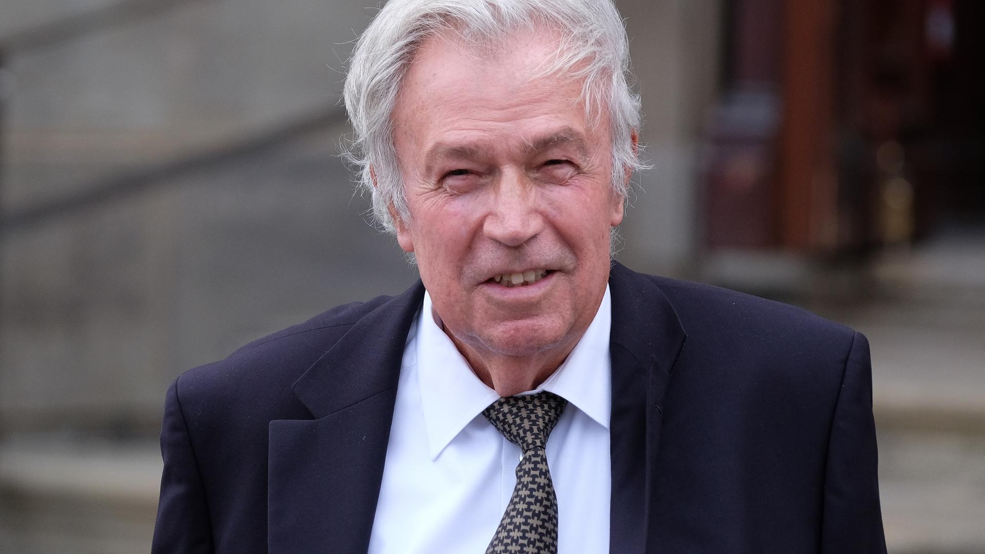 06.07.2015, Hamburg: Der ehemalige Showmaster Rainer Holbe  verlässt am 08.07.2015 in Hamburg die Trauerfeier für den verstorbenen Bandleader James Last in der Michaeliskirche.