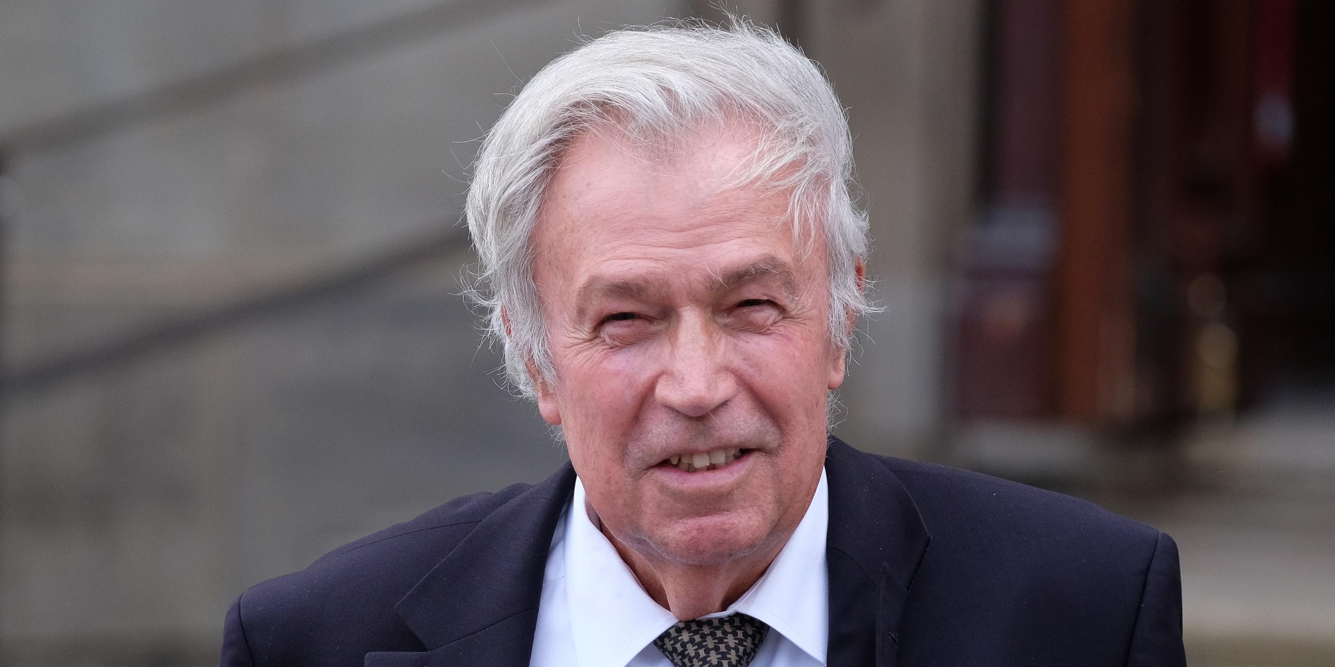 06.07.2015, Hamburg: Der ehemalige Showmaster Rainer Holbe  verlässt am 08.07.2015 in Hamburg die Trauerfeier für den verstorbenen Bandleader James Last in der Michaeliskirche.
