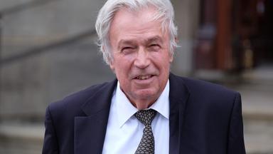 06.07.2015, Hamburg: Der ehemalige Showmaster Rainer Holbe  verlässt am 08.07.2015 in Hamburg die Trauerfeier für den verstorbenen Bandleader James Last in der Michaeliskirche.