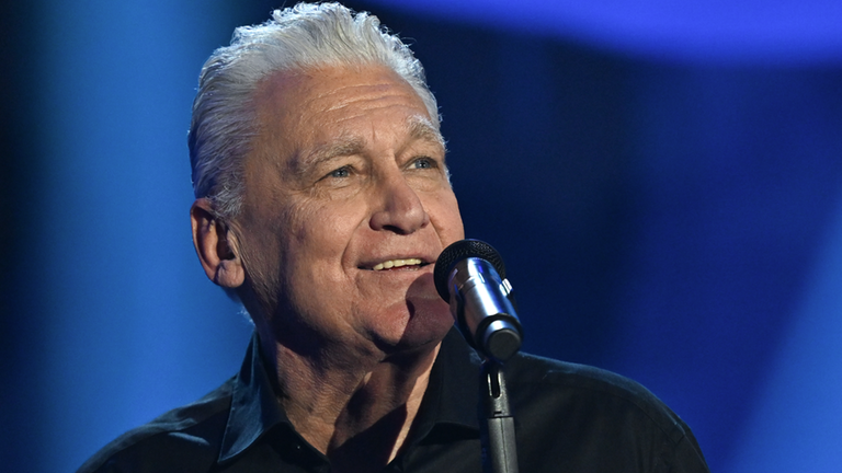 Rainhard Fendrich singend auf der Bühne