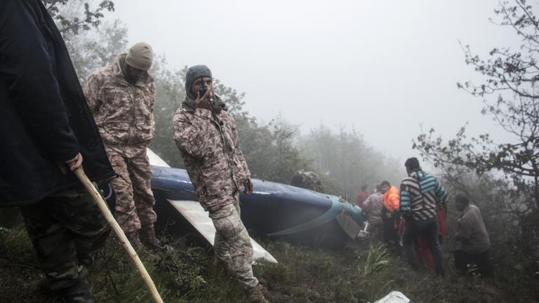 Rettungsteams arbeiten an der Absturzstelle eines Hubschraubers mit Raisi in Varzaghan im Nordwesten Irans
