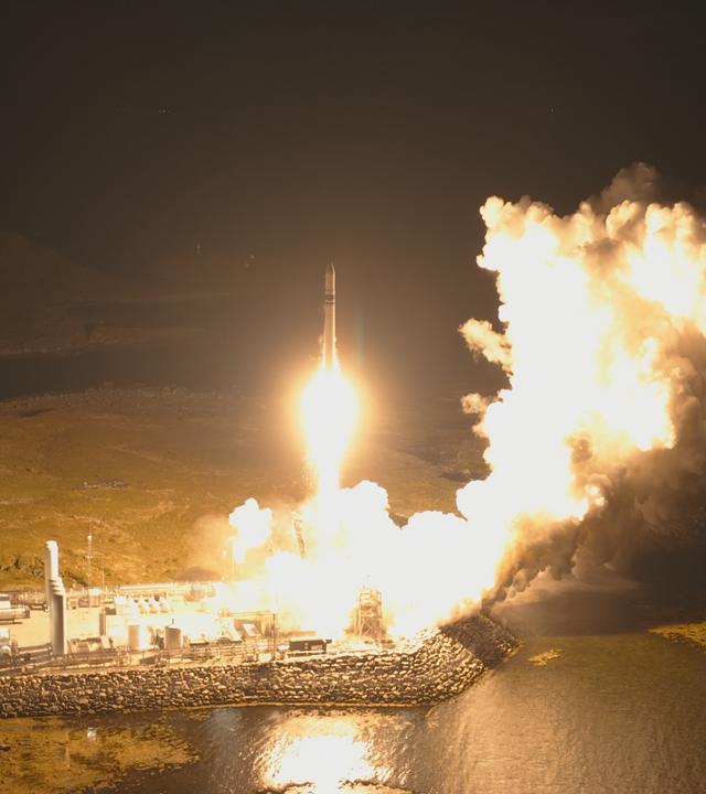 Das Handout zeigt, wie die Spectrum-Rakete des deutschen Herstellers Isar Aerospace zu ihrem zweiten Testflug ins All startet (Aufnahme mit einer Drohne).