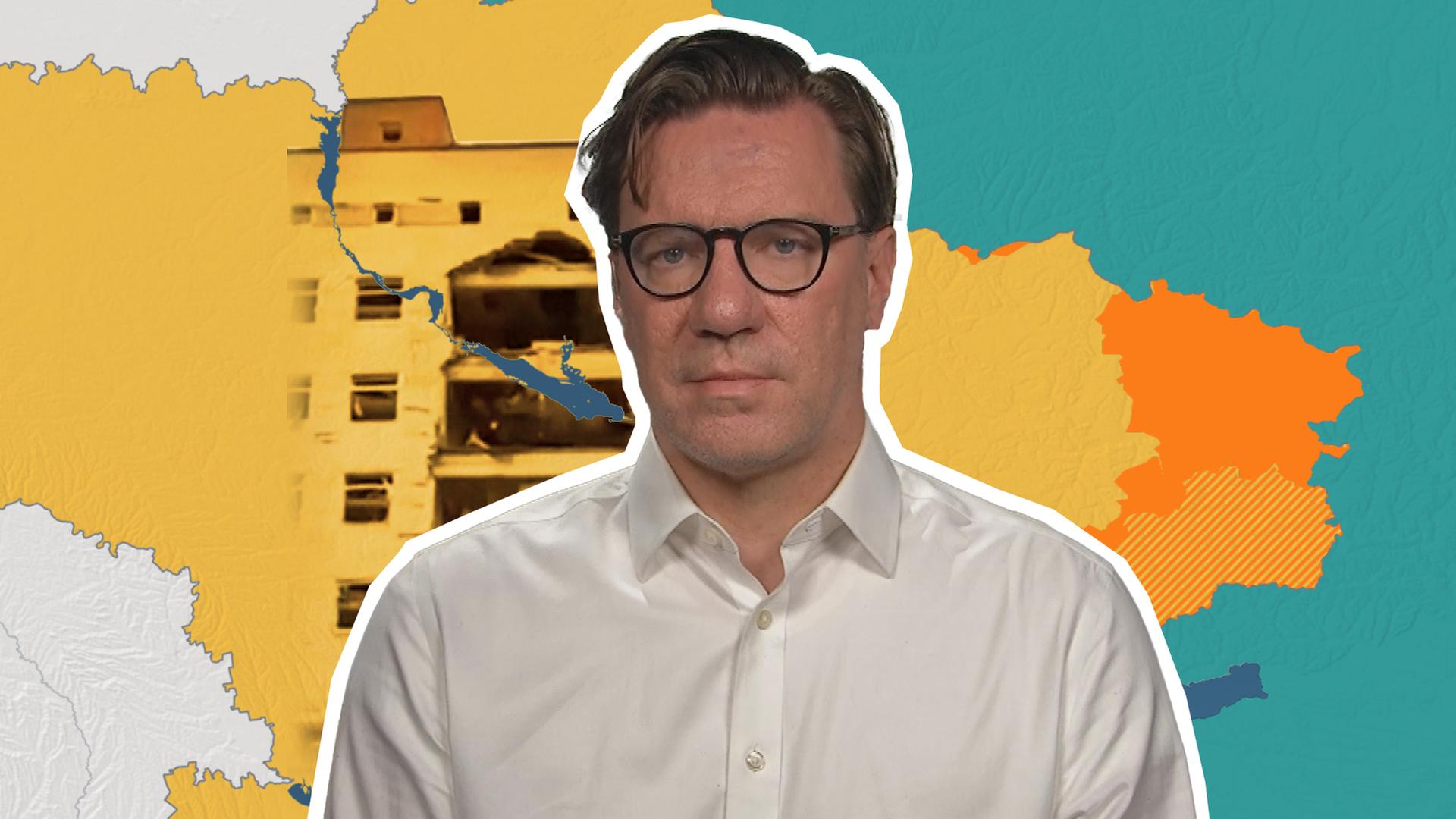 Militärexperte Nico Lange ist vor einer Karte der Ukraine mit dem aktuellen Frontverlauf abgebildet. 