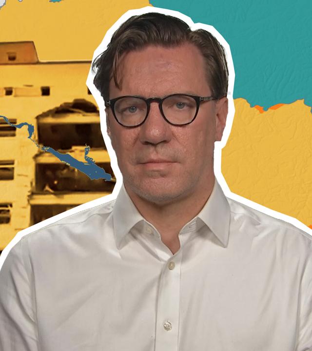 Militärexperte Nico Lange ist vor einer Karte der Ukraine mit dem aktuellen Frontverlauf abgebildet. 
