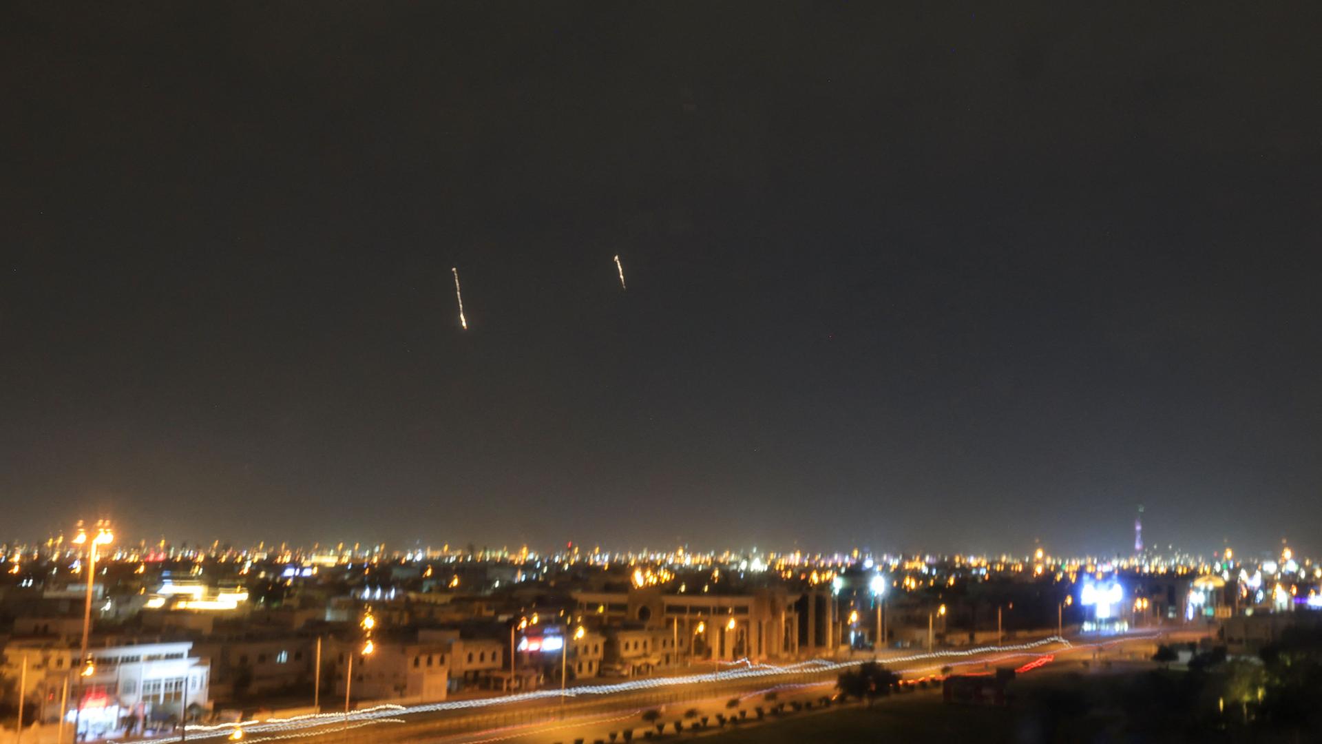 Am 03.03.2026 sind Raketen am Himmel über Doha zu sehen.