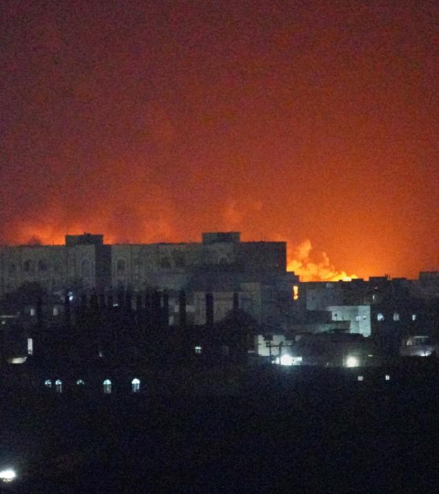 Während eines Luftangriffs im Jemen steigen Flammen und Rauch über dem Hafen von Mokka auf.
