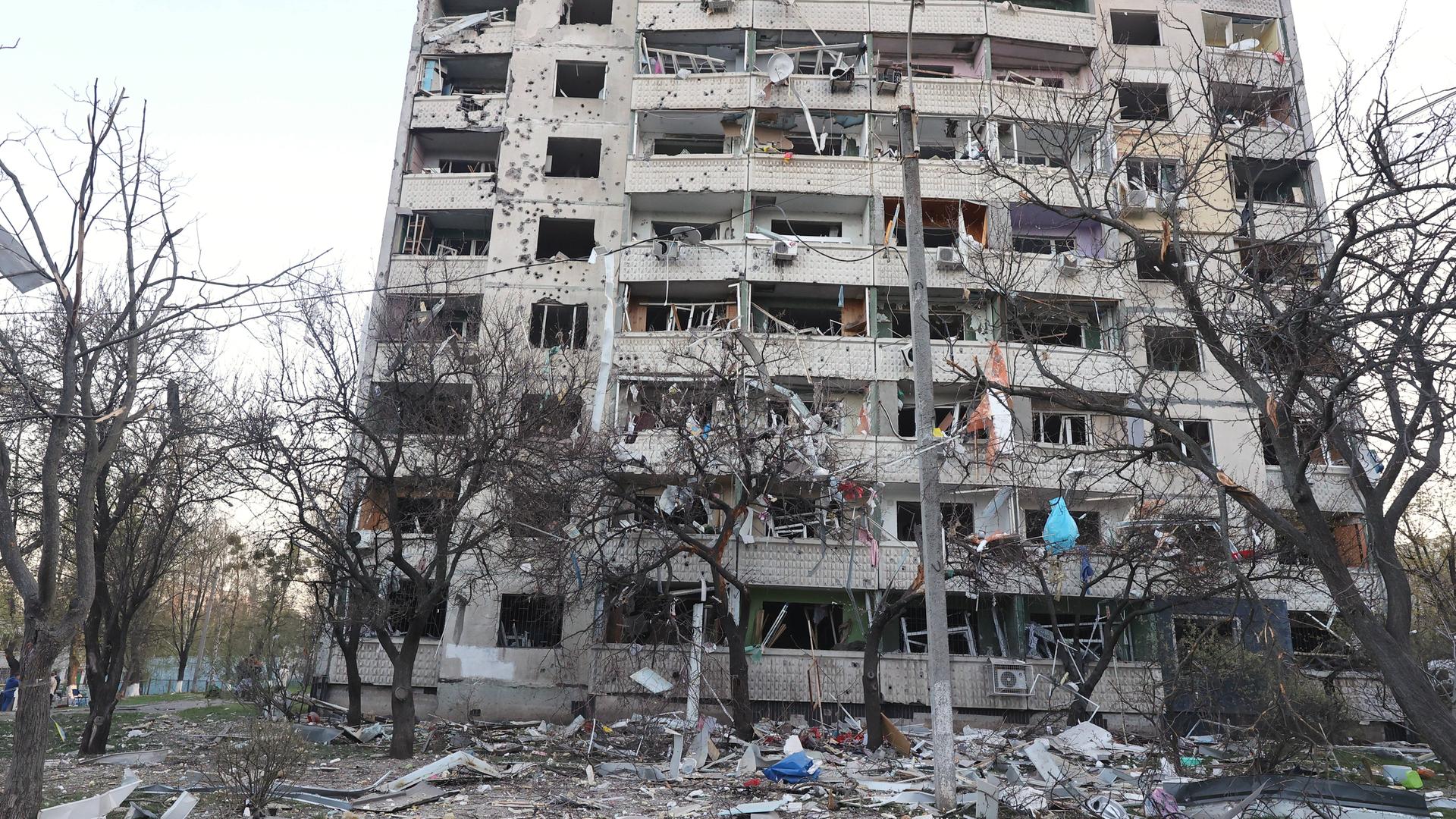 Ein durch Raketenangriff zerstörtes Wohngebäude.