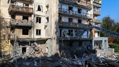 Rettungskräfte arbeiten an einem Wohngebäude nach russischen Raketenangriffen in Kiew.